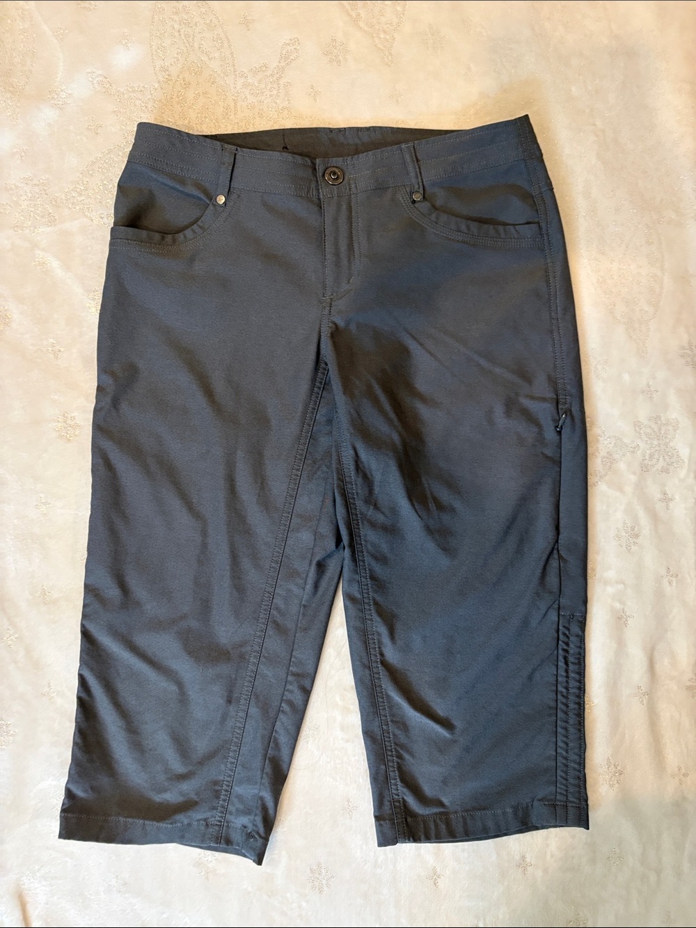 KUHL Women’s Trekr Kapri. Gray Style 6236 Size 6 Hiking Pants